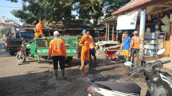 a2 DLH Gotong Royong Bersihkan Pasar Perjuangan Sekayu