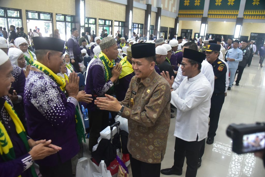 a3-5-1024x683 Pj Gubernur Agus Fatoni Sambut Kepulangan 450 Jamaah Haji Kloter I Embarkasi Palembang
