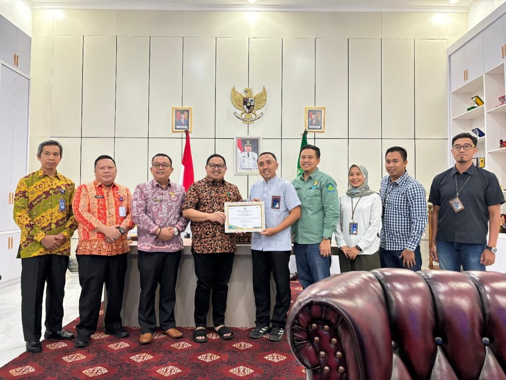 IMG-20240730-WA0024-1024x768 Rekening PJU Lunas Tepat Waktu, PLN Berikan Penghargaan kepada Walikota Bengkulu