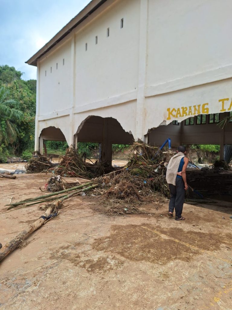 IMG-20240731-WA0020-768x1024 Pasca Banjir, Pelayanan Publik di Desa Belandang Nyaris 'Lumpuh'