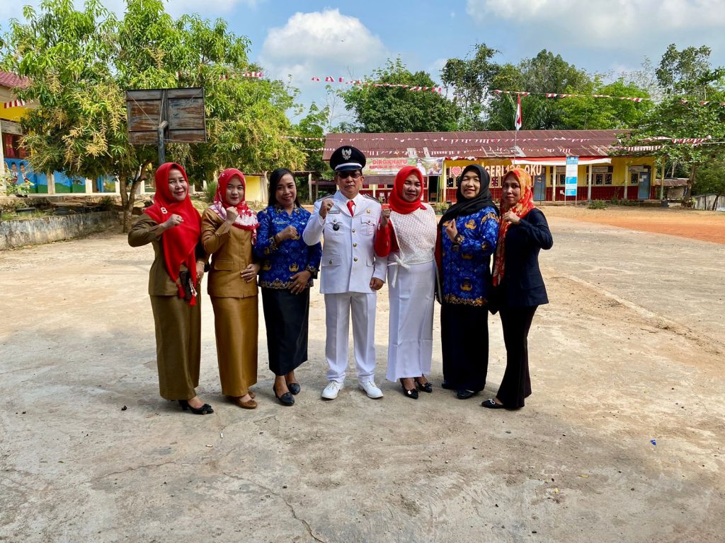 IMG-20240817-WA0100-1024x768 Bersama SMPN 27 - SDN 136 OKU, Pemdes Gunung Meraksa Gelar Upacara HUT ke-79 RI