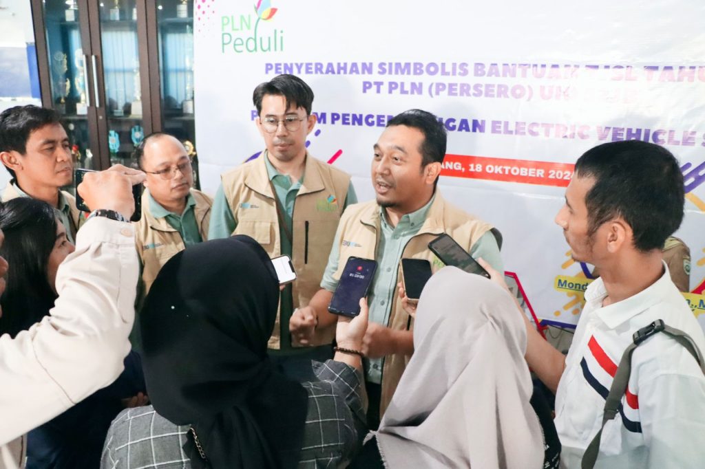 IMG-20241020-WA0040-1024x682 PLN UID S2JB Gelar Pelatihan Konversi Motor Listrik untuk SMK dan Luncurkan Modul Ajar Konversi Motor Listrik Pertama di Indonesia