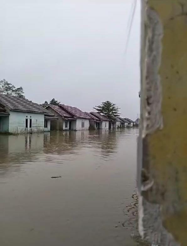 d2-3 Askolani Bersama Netta Pantau Banjir di Perumahan Al Ghoni Kelurahan Tanah Mas Indah
