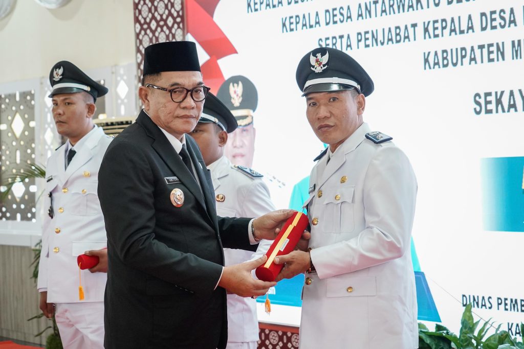 D2-10-1024x683 Bupati H M Toha Lantik Kades Antar Waktu dan Penjabat Kades Dalam Kabupaten Muba