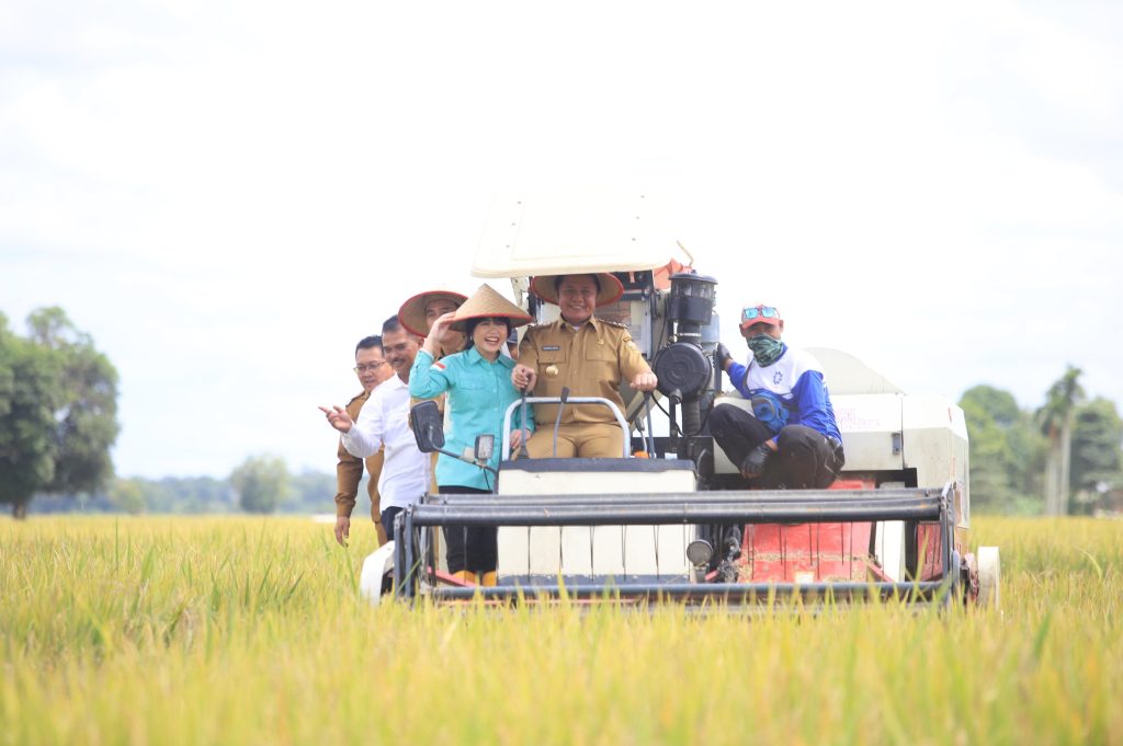 D4-1-1024x681 Panen Raya Serentak Bersama Presiden, Gubernur Herman Deru Salurkan Bantuan