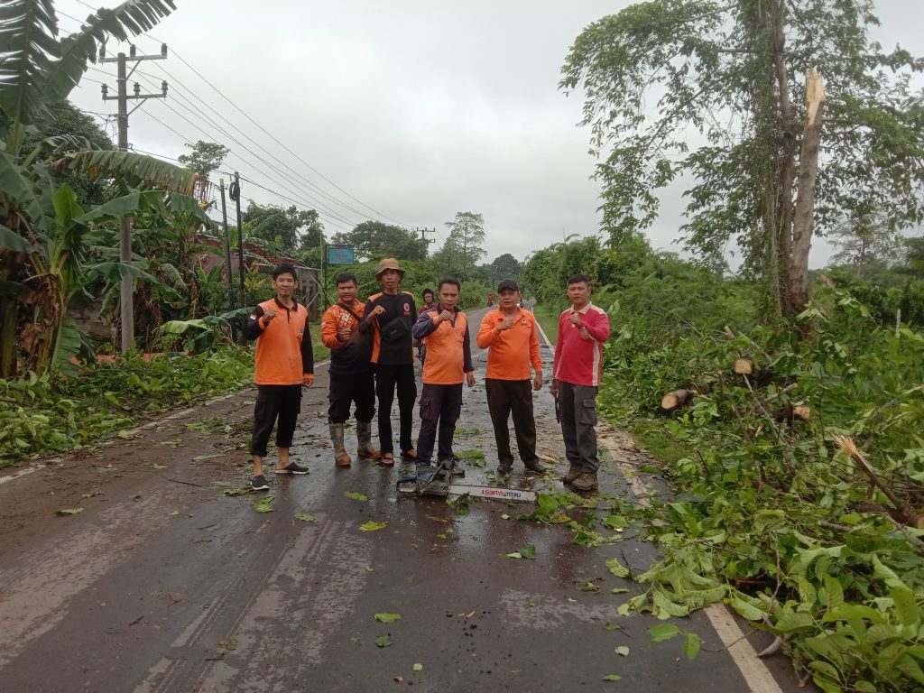 IMG-20250412-WA0038-1024x768 Tim Gabungan Bergerak Cepat, Evakuasi Pohon Tumbang di Sekayu