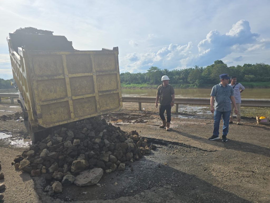 D2-9-1024x768 Pemerintah Kecamatan Babat Toman Tanggap Perbaiki Jalan Berlobang di Desa Sugiwaras