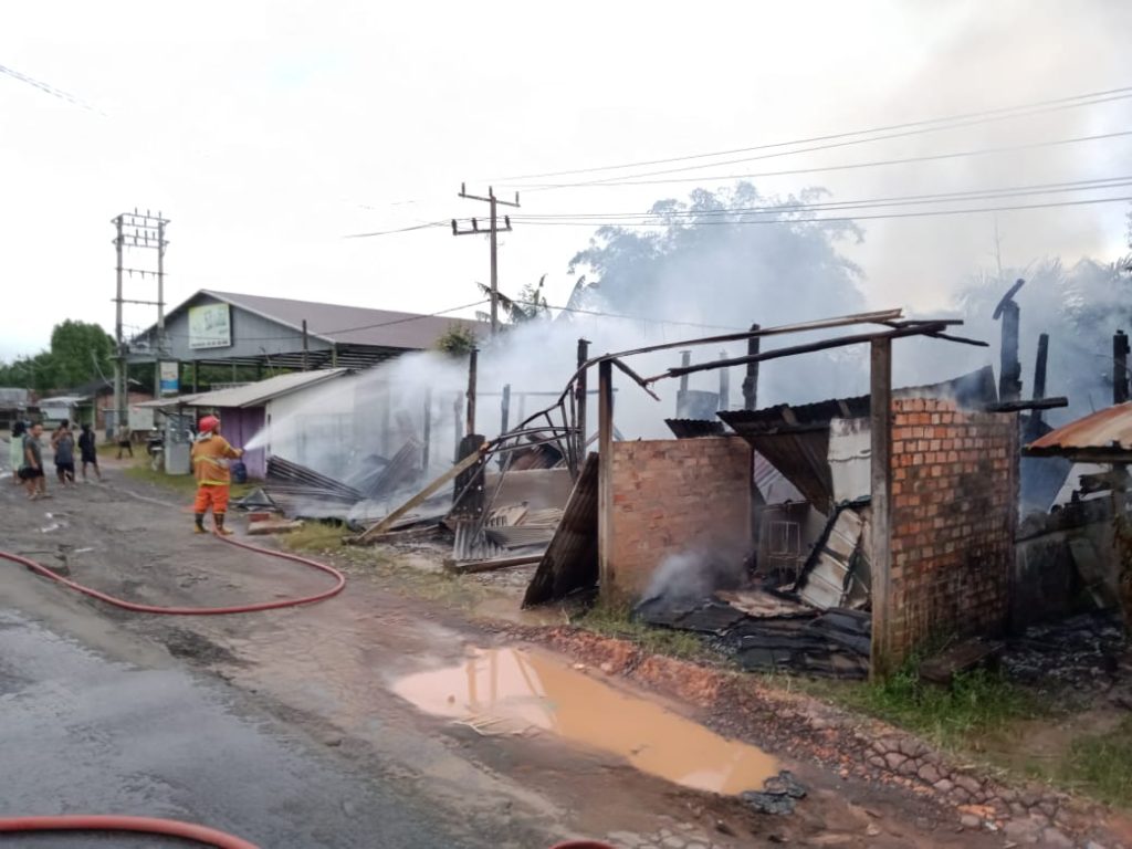 IMG-20250517-WA0033-1024x768 Sigap dan Tangguh, Tim Damkar dan BPPD Muba Berhasil Jinakkan Kobaran Api di Epil