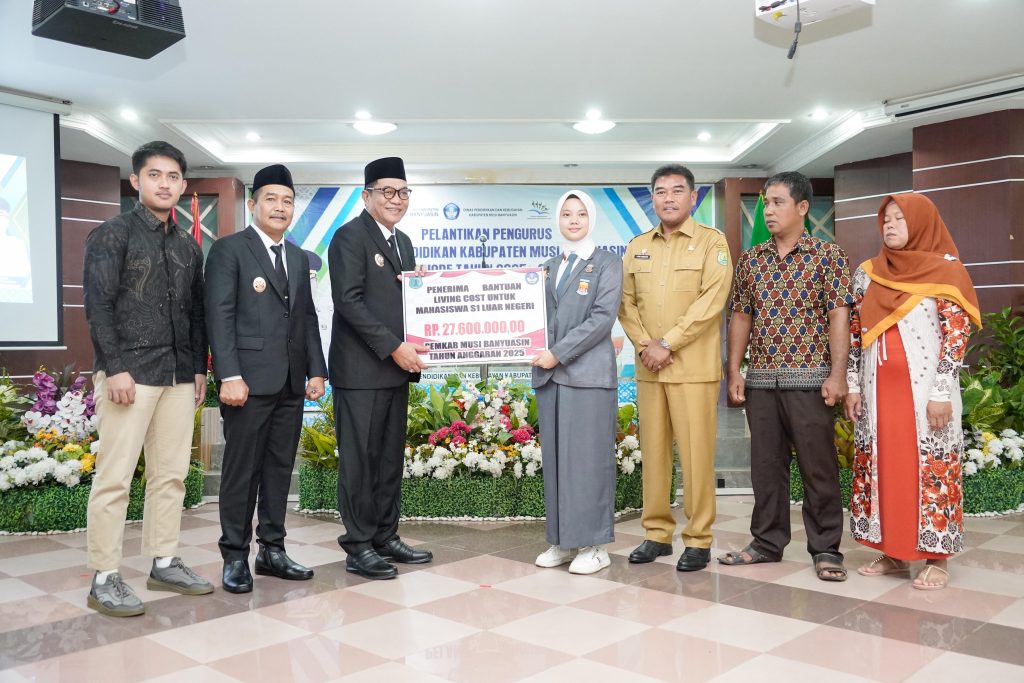 IMG-20250602-WA0072-1024x683 Apresiasi Prestasi, Bupati Toha Serahkan Bantuan Living Cost Rp27,6 Juta kepada Mahasiswa Asal Muba
