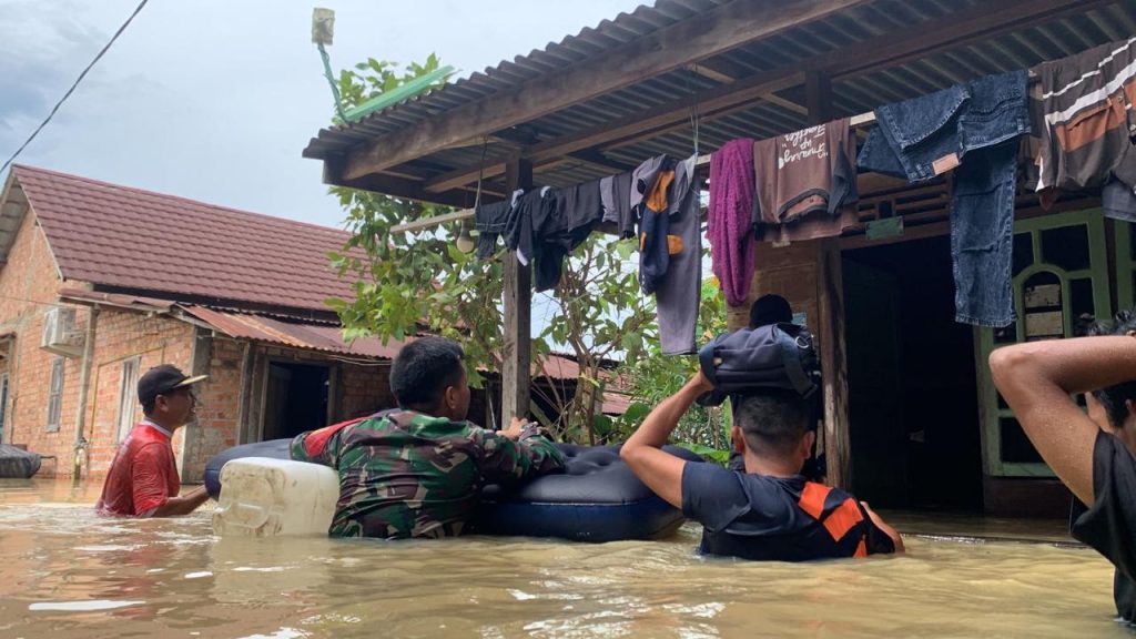 IMG-20250606-WA0066-1024x576 Pemerintah Daerah Hadir Layani Warga Terdampak Banjir di Bayung Lencir