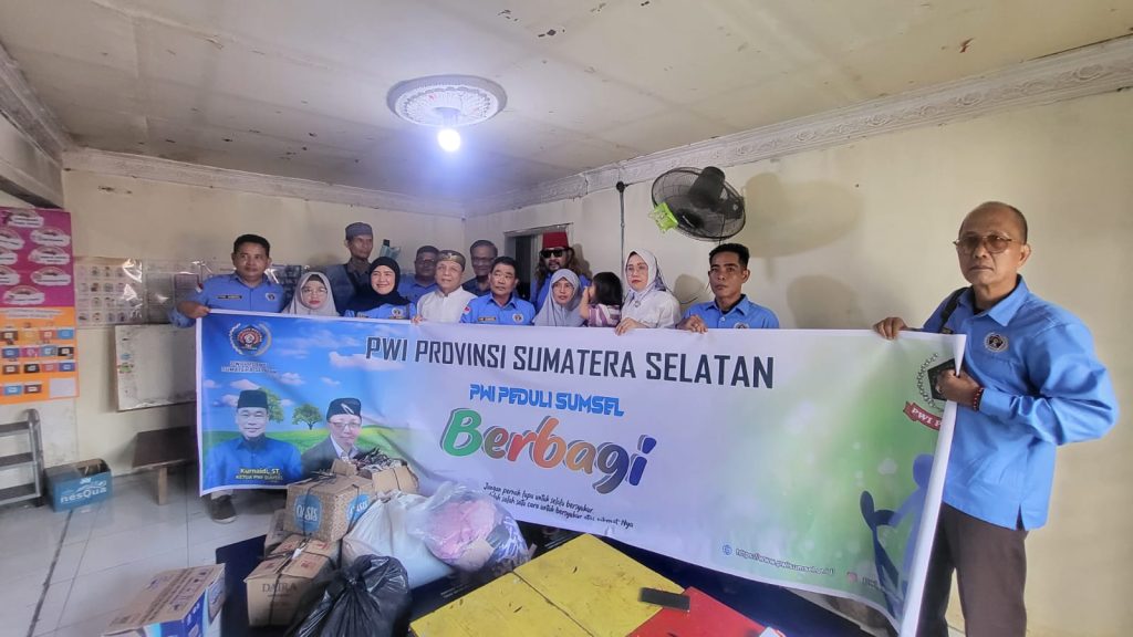 d2-17-1024x576 Kompak Didampingi Jajaran Pengurus, Ketua PWI Sumsel Kurnaidi ST Serahkan Bantuan Korban Kebakaran 1 Ulu