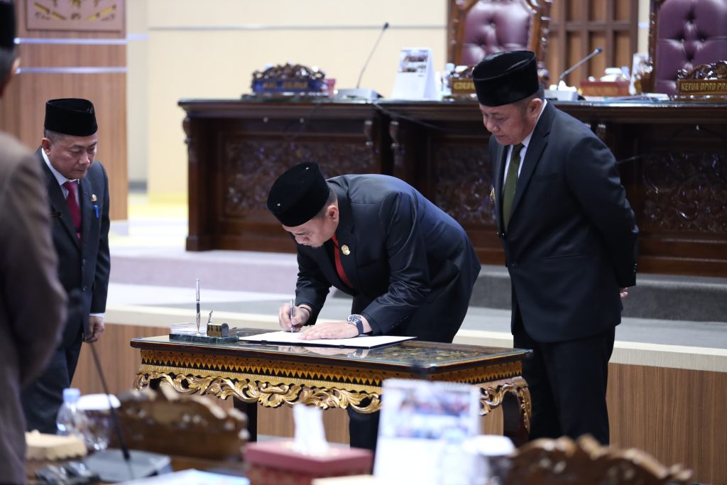 f1-1024x683 Raperda Pertanggungjawaban Pelaksanaan APBD Tahun Anggaran 2024 Disahkan