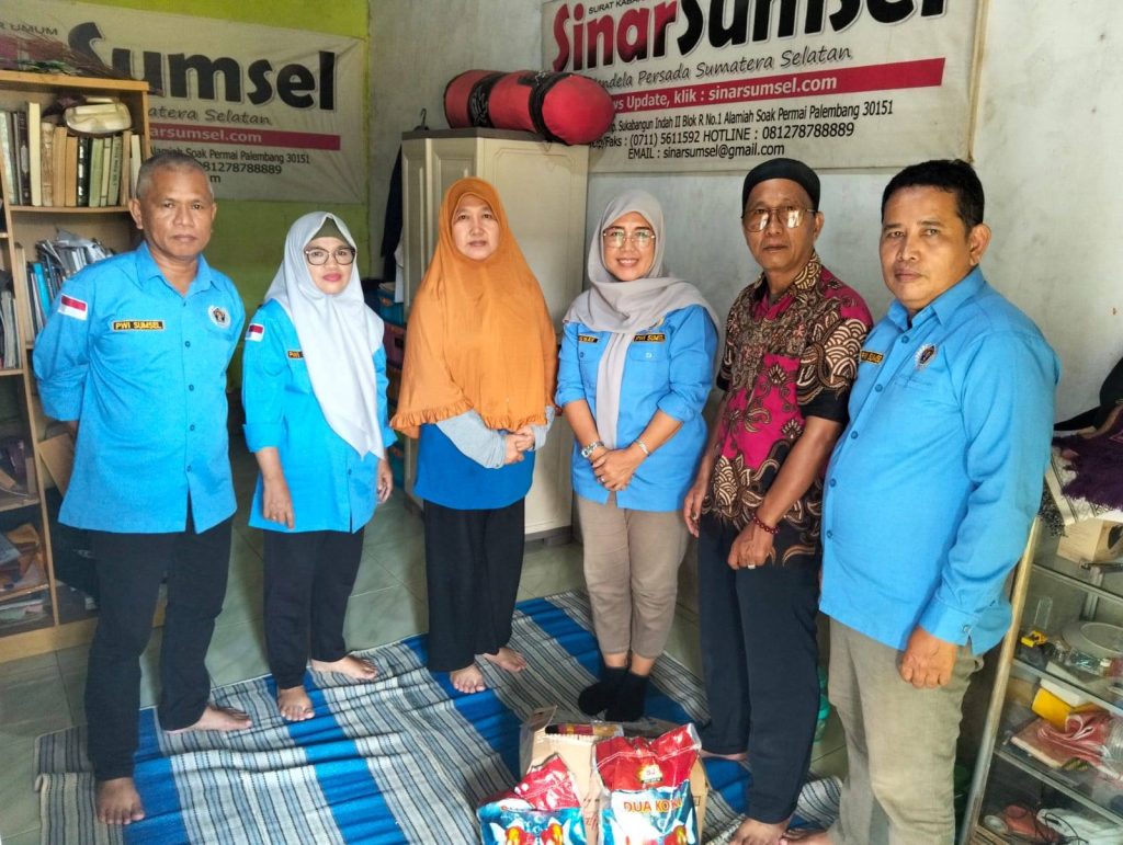 g2-1024x771 PWI Sumsel Sambangi Isteri - Wartawan (Alm), Santuni Sejumlah Sembako