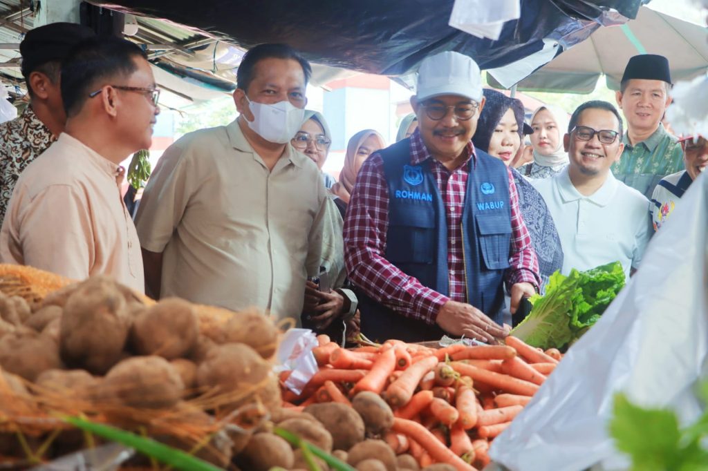 D1-1-1024x682 Harga Pangan Tetap Terjaga di Hari ke-11 Ramadan, Wabup Rohman Pastikan Pasar Randik Tetap Stabil dan Nyaman