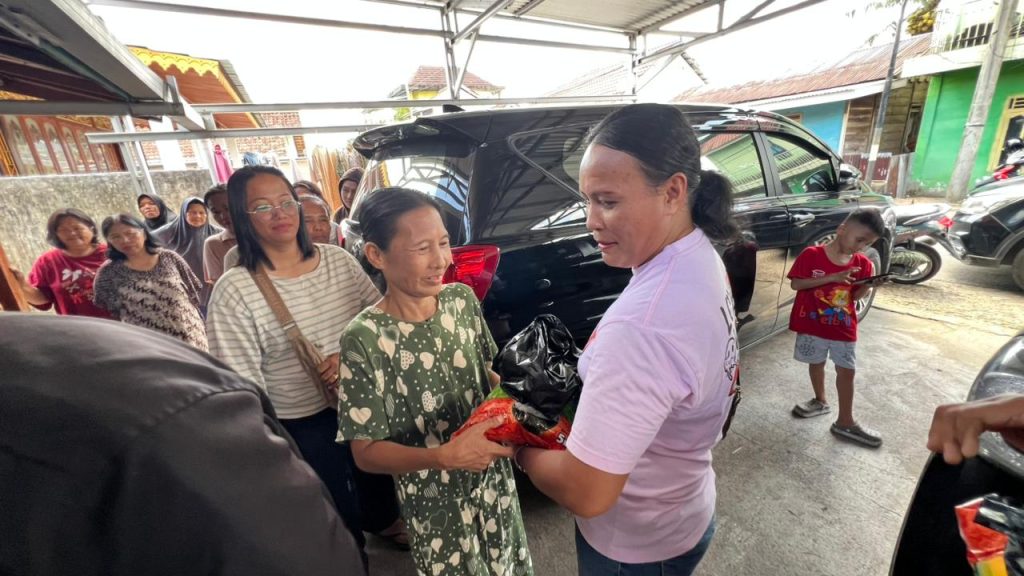 D2-15-1024x576 Jemaat GPIN Sekayu Bagikan Bingkisan Lebaran, Pererat Toleransi Antarumat Beragama