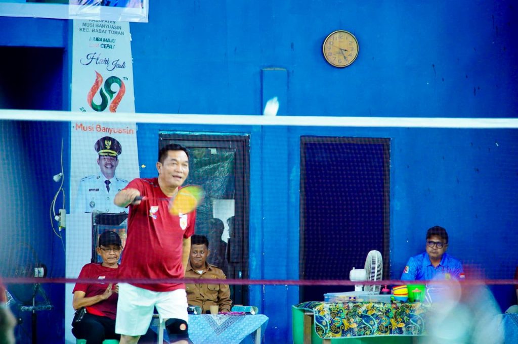D2-16-1024x681 Bupati Toha Tohet Buka Turnamen Badminton Babat Toman, Aksi Lincah di Usia 62 Tahun Curi Perhatian