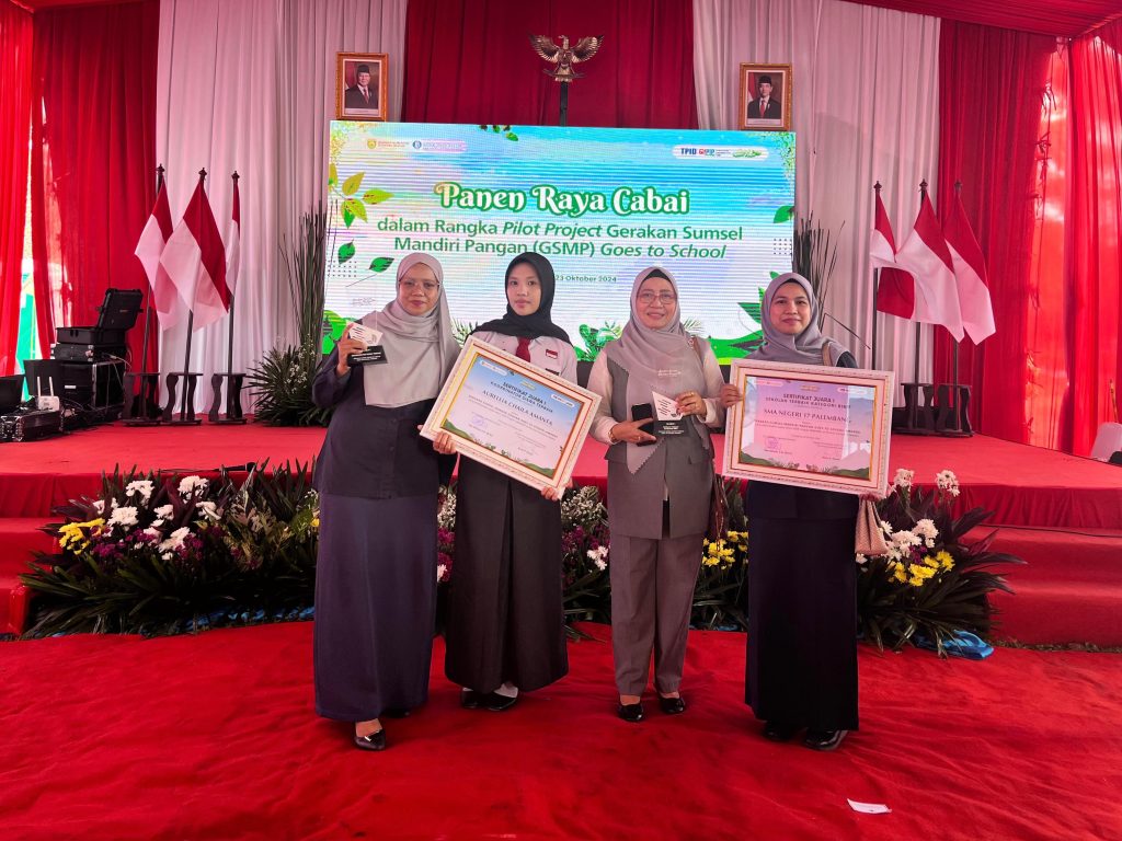 1001552209-1024x768 Dra Hj Purwiastuti Kusumastiwi MM Bawa SMA Plus Negeri 17 Palembang Bersinar