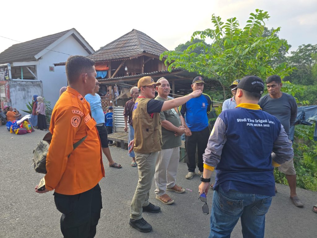 1001697358-1024x768 Rumah Warga Longsor di Lais, Bupati HM Toha Tohet Perintahkan Penanganan Darurat dan Bantuan Korban
