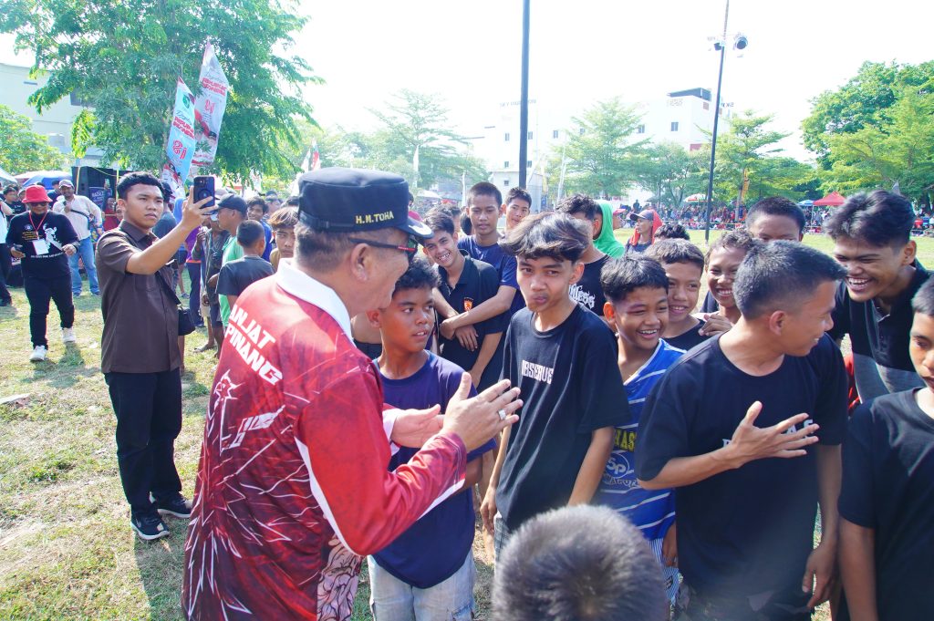 IMG-20260816-WA0047-1024x681 Panjat Pinang Semarak HUT ke-81 RI, Bupati Muba: Utamakan Keselamatan dan Kekompakan