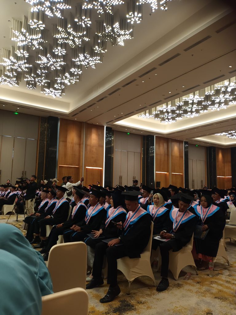 1001836694-768x1024-1 Wisuda XXIV STIA Satya Negara Palembang Kukuhkan 143 Sarjana, 9 Alumni Inspiratif Raih Alumni Awards